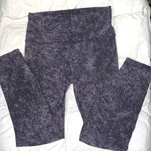 Wunder train high-rise leggings 25”. Denim wash print dusky lavender. Size 6.